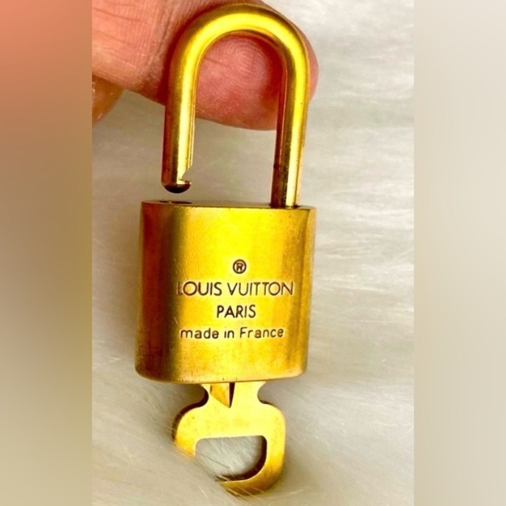 Louis Vuitton #309 Lock and Key - Picture 3 of 5